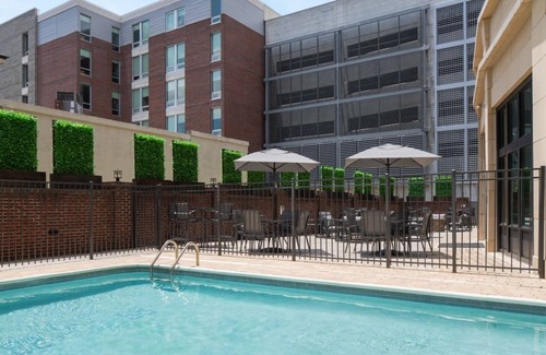 Yamacraw Village House | Ideal for Couple Looking Exploring Downtown Savannah w/Outdoor Pool
