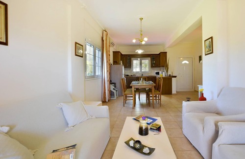 Agios Matthaios Apartment | Ideal for families! Apartment with garden at the beach, wifi | Prassoudi, Corfu