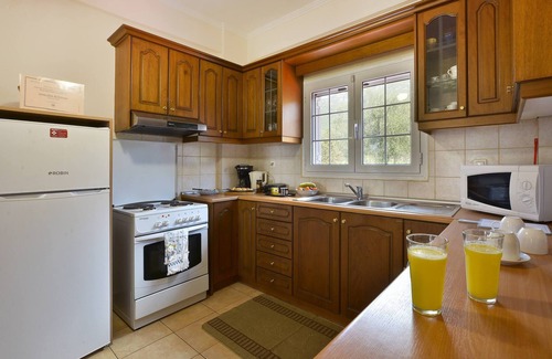 Agios Matthaios Apartment | Ideal for families! Apartment with garden at the beach, wifi | Prassoudi, Corfu