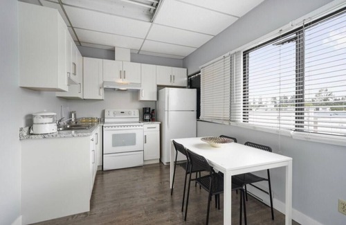 Aldergrove Apartment | IDEAL FOR GROUP STAYS - 3 bedrooms, 3 bathrooms, 2 kitchens