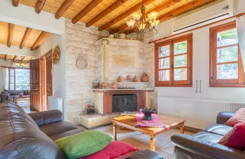 Peristerona Villa | IDEAL FOR LARGE PARTIES Stone Villa, Huge pool, Near to the sea/Latchi