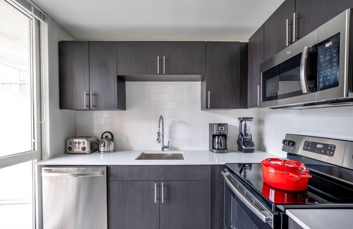 Rush and Division Apartment | Ideal Gold Coast 2BR, w/Gym, Lounge, W/D, nr Oak Street by Blueground