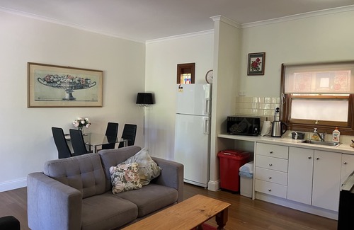 Strathalbyn Cottage | Ideal location to explore historic Strathalbyn, Wineries, good food and scenery