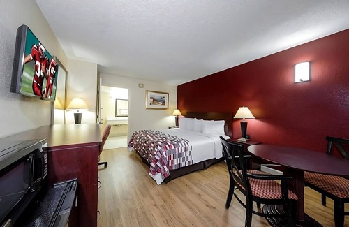 Ellenton Hotel | Ideal Mix of Comfort and Value! Outdoor Pool, Free Parking, Pet-friendly!