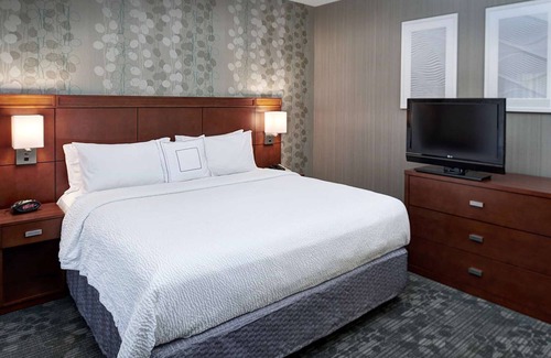 Brookfield Hotel | Ideal Mix of Comfort and Value! Indoor Swimming Pool, Pet-friendly Property!