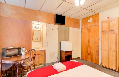 Drumright House | Ideal Mix of Comfort and Value! Short Drive to Cushing Country Club