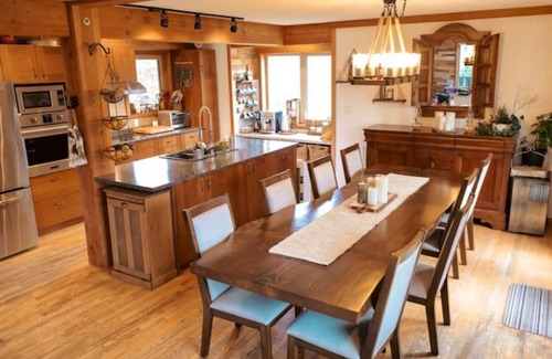 Pemberton House | Ideal Modern Farmhouse Retreat