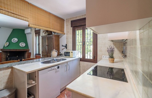 Carcabuey House | Ideal Para Conocer Andalucía, Granada, Córdoba, Málaga, con Gran Piscina, BBQ