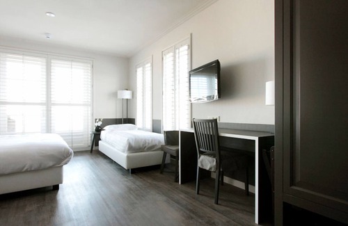 Municipality of Huizen House | Ideal Urban Stay w/Onsite Dining | Scenic Goois Nature Reserve & Local Sites
