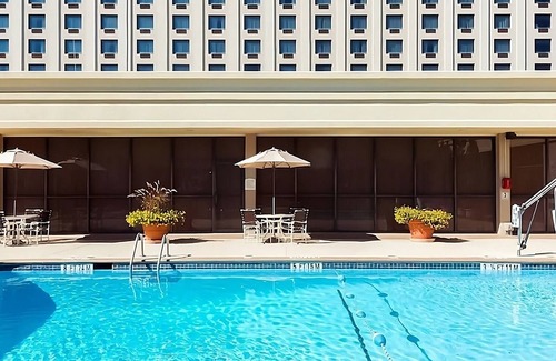 Eagan Park House | Ideal Weekend Escape: Pool, Parking and Tasty Dining Just Steps Away