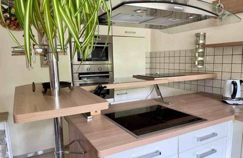 Nippes House | Ideally suited for families or travel groups. Centrally located.