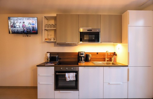 Butzbach Apartment | Idyll of the Wetterau - Parking lot - SmartTVs - Garden view