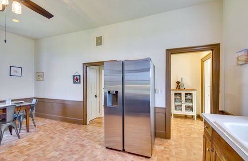Appomattox House | Idyllic Appomattox Home w/Porch & Rocking Chairs!