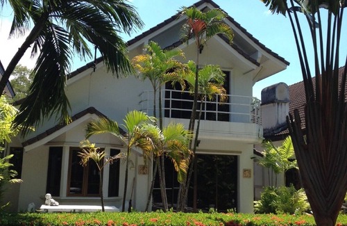 Kram House | Idyllic beach villa C7 through the tropical garden to the "private beach"