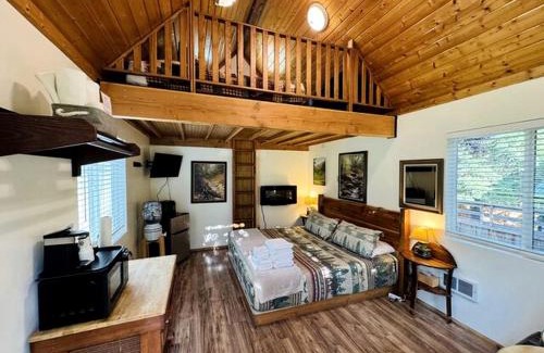 Idleyld Park House | Idyllic Cabin for Group Getaway along the North Umpqua River, Oregon