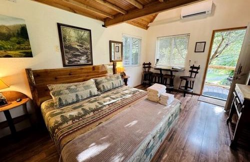 Idleyld Park House | Idyllic Cabin for Group Getaway along the North Umpqua River, Oregon