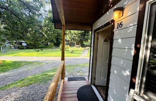 Idleyld Park House | Idyllic Cabin for Group Getaway along the North Umpqua River, Oregon