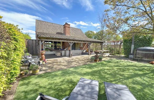 Lage Mierde House | Idyllic detached house with hot tub and garden