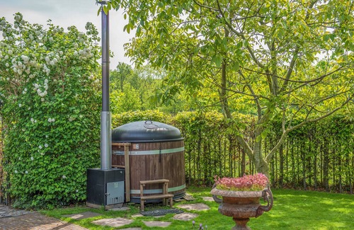 Lage Mierde House | Idyllic detached house with hot tub and garden