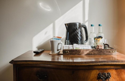 Axford Apartment | Idyllic Foodie Retreat above The Silks Pub!