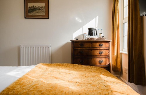 Axford Apartment | Idyllic Foodie Retreat above The Silks Pub!
