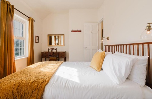 Axford Apartment | Idyllic Foodie Retreat above The Silks Pub!