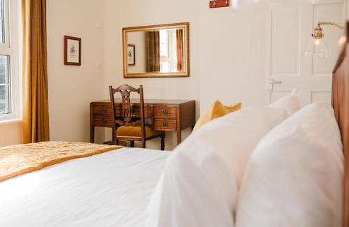 Axford Apartment | Idyllic Foodie Retreat above The Silks Pub!