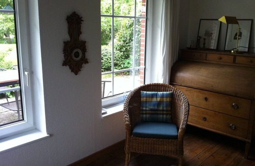 Osterhever House | Idyllic half of the thatched house with wood-burning stove (dogs welcome)
