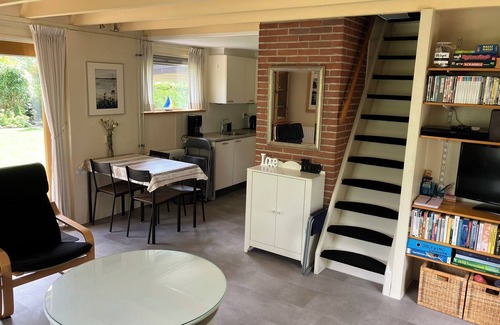 Zuideinde Cottage | Idyllic house with spacious garden next to canal, boat rent is possible (extra)