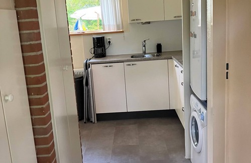 Zuideinde Cottage | Idyllic house with spacious garden next to canal, boat rent is possible (extra)