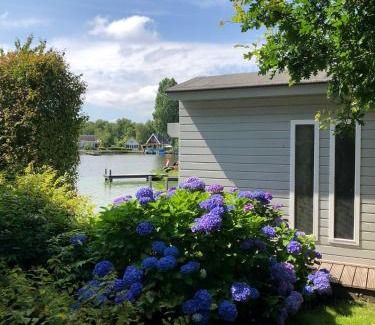 Haren Apartment | Idyllic Lakehouse - dog is welcome fenced garden