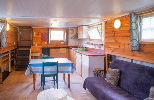 Florennes Boat Rental | Idyllic Lakeside Cottage