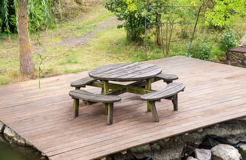 Florennes Boat Rental | Idyllic Lakeside Cottage