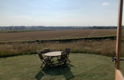 Dereham Cabin | Idyllic rural Shepherds Hut in private wildflower meadow.