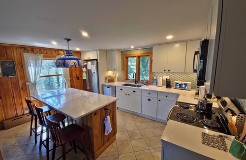 Pleasant Point House | Idyllic Waterfront Home on Drummer Cove in Quiet Pine Grove on Pleasant Point.