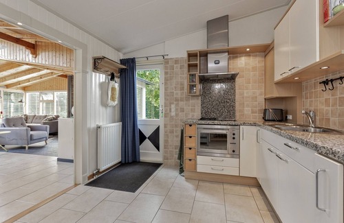 Ouddorp House | Idyllically situated bungalow in a quiet green park with lots of privacy.