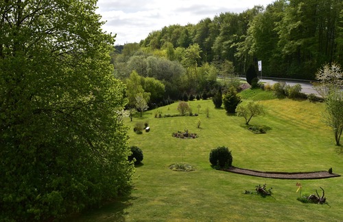 Gueby Apartment | Idyllische Ferienwohnung mit Balkon und Großer Gartenanlage