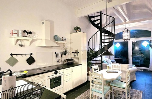 Toenning Apartment | Idyllisches Appartement für 2 im Landhaus mit Aufregender Wendeltreppe
