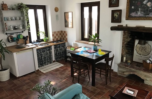 Montegrosso dʼAsti Bed & Breakfast | IL CAMPANILE - "Gilda" room with kitchen use