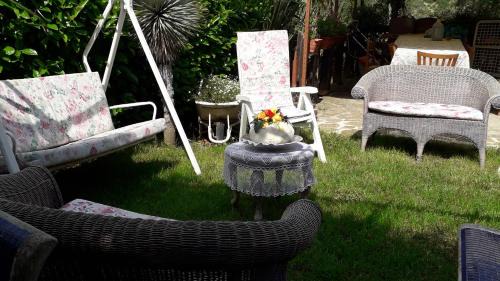 Lustra House | Il giardino del borgo