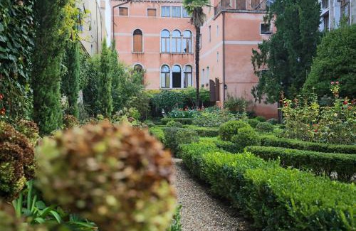Dorsoduro Apartment | Il giardino segreto di Monty Don sul Canal Grande