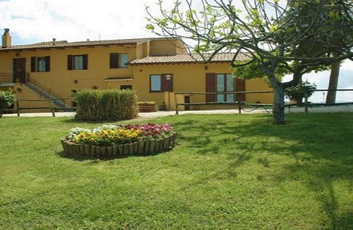 Deruta House | IL PINO: apartment within farmhouse just 15 minutes far from Assisi.