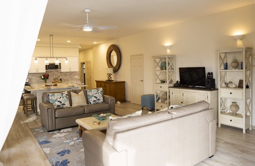 Pelican Key Villa | Il Punto Blu - Beautiful renovated condo, AC, WIFI, walkable restaurants/beach.