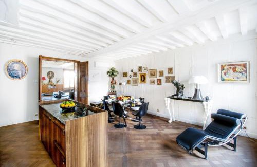 Les Iles Apartment | Ile Saint Louis & Direct River Views - 2BR - CityApartmentStay