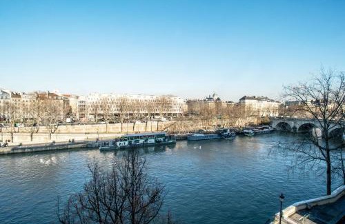 Les Iles Apartment | Ile Saint Louis & Direct River Views - 2BR - CityApartmentStay