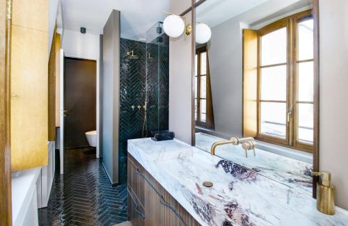 Les Iles Apartment | Ile Saint Louis & Direct River Views - 2BR - CityApartmentStay