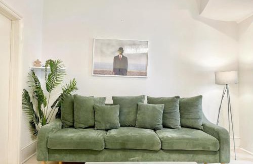 Loxford Apartment | Ilford 3 Bedroom Home with Garden & Free Parking - East London , Stratford