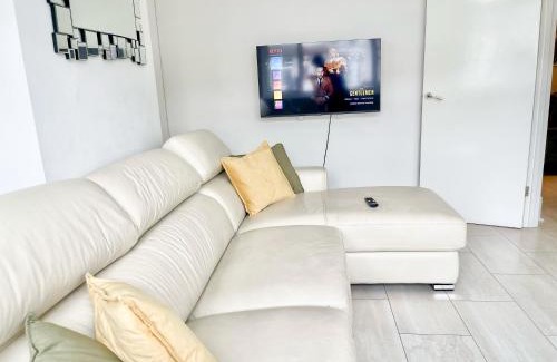 Loxford Apartment | Ilford 3 Bedroom Home with Garden & Free Parking - East London , Stratford