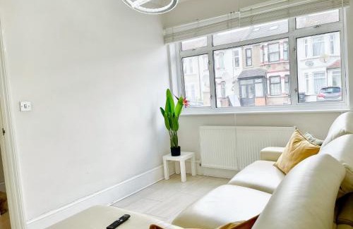 Loxford Apartment | Ilford 3 Bedroom Home with Garden & Free Parking - East London , Stratford