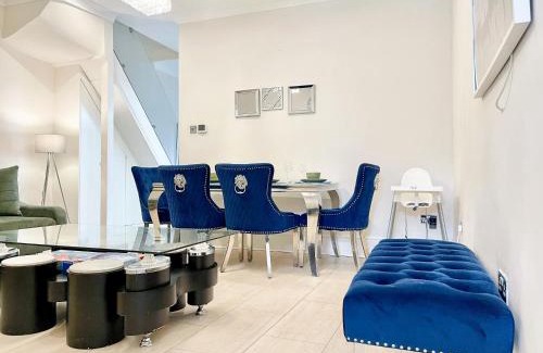 Loxford Apartment | Ilford 3 Bedroom Home with Garden & Free Parking - East London , Stratford